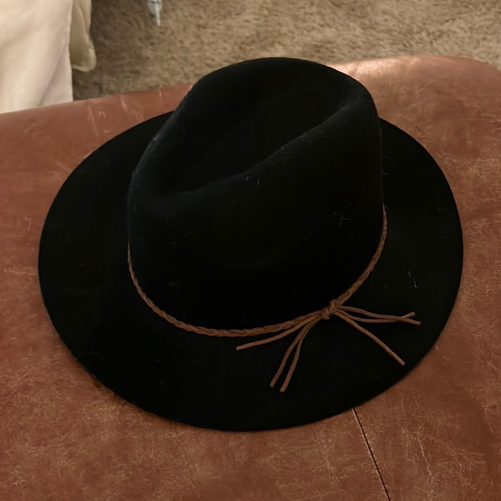 D&Y HAT. Excellent condition. 100% wool